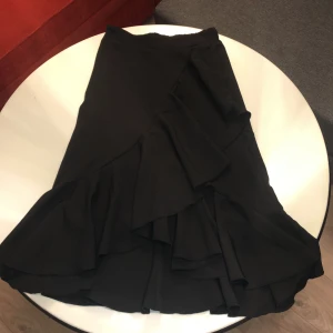 Kjol - Fladdrig kjol till knäna