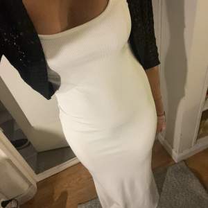 säljer min vita långa klänning från Shein💞 köpt i somras men kommer ej till användning💋🙏 köpt för 120