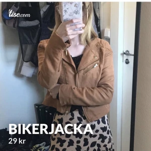 Bikerjacka i mockaimmitation - Bikerjacka från H&M divided i mockaimitation, strl 36 (skulle säga att den sitter mer som en strl 34, xs/s). Har en liten diskret fläck nere på ena armen, övrigt i gott skick. Postar antingen spårbart eller med frimärke (45 kr).
