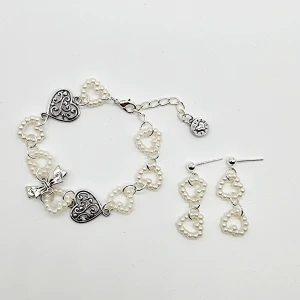 Armband och örhängen  - Super cute 🎀●Material-plast pärlor, zinc alloy.  Nickel fri. Armbandslängd: 17cm och 3, 5cm lång förlängninskedja för justering. Örhängeskrokar-silver ,längd-3,5cm[Frakt 15kr]