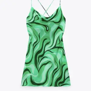 Säljer den finaste zara mini klänning perfekt till sommaren! Såld out förra året <3 (knapp använd) som ny :) storlek S  Pris: 300kr + frakt! Eller 350:)