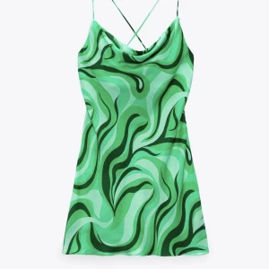 Zara mini dress  - Säljer den finaste zara mini klänning perfekt till sommaren! Såld out förra året <3 (knapp använd) som ny :) storlek S  Pris: 300kr + frakt! Eller 350:)