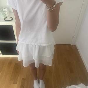 Vit kjol från Chelsea 💝 Använd flertal gånger men i bra skick! Nypris 449kr