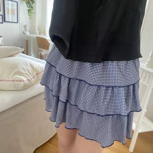 Säljer nu denna söta rutiga kjol från zara då den inte kommit till användning❤️