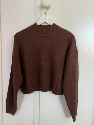 Tröja H&M - Oanvänd tröja från H&M, råkade beställa två. Bilden på själva tröjan är den som jag själv har behållt, eftersom den andra fortfarande ligger kvar i påsen den kom i.🤎