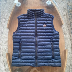 Colmar väst  - Tja jag säljer min as snygga colmar väst anledningen att jag säljer den är för att den itke kommer till användning. Mitt pris är 1299kr och ny pris 2500kr perfekt för sommarkvällar. Skick: 9/10. Kan mötas upp i Stockholm eller Skicka med spårbar frakt. 🤙