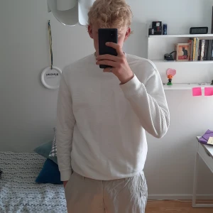 Räfflad Tröja - Skitsnygg räfflad tröja i L köpt från H&M, använd men i bra skick. Modellen i första bilden är 192cm. Hals-till-midje mått är 66cm och handled-till-handled 153cm.