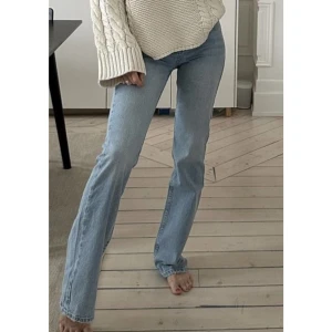 Full length flare jeans - Gina Tricot - Bild lånad! Superfina jeans från Gina i stl 34, helt oanvända alltså i nyskick! Nypris - 499 SEK 💓