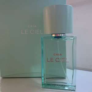 Caia Le Ciel Parfym - Säljer Caias Bästsäljare - Le Ciel Parfym - endast testad 2 gånger - 98% kvar. Väldigt somrig och fin doft, doften är även stark och håller länge. Jag är doftkänslig vilket är anledningen varför den säljs. Ordinariepris 595kr.