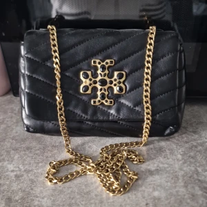 Väska  - Tory Burch kopia. Mjuk och jättefin liten axelväska med kedje axelband,aldrig använt. Höjd 16cm bredd 24 cm