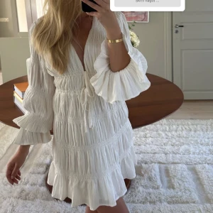 Klänning från NA-KD  - Säljer denna fina och helt oanvända klänningen från Moa Mattssons kollektion som är slutsåld!! 