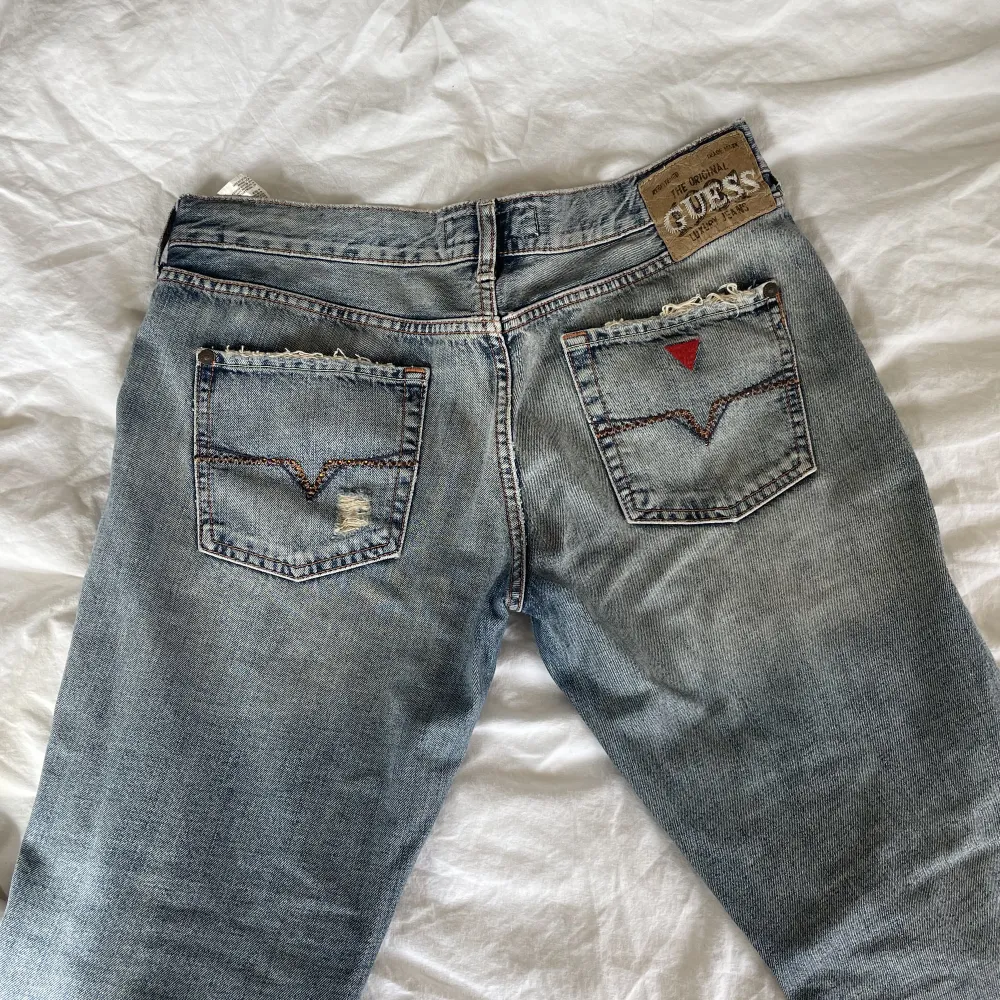 Säljer nu mina älskade GUESS jeans som är både lågmidjade och bootcut, dessutom är de vintage. De är verkligen de perfekta jeansen till allting och har så otroligt fin färg. På rumpan har de också lite stenar som en extra detalj❤️. Jeans & Byxor.