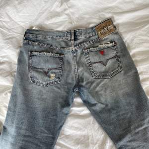 Säljer nu mina älskade GUESS jeans som är både lågmidjade och bootcut, dessutom är de vintage. De är verkligen de perfekta jeansen till allting och har så otroligt fin färg. På rumpan har de också lite stenar som en extra detalj❤️
