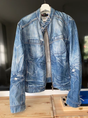 Diesel jacka  - Jackan är menad att vara sliten, men ärmen har slitits lite extra vid användning men inget som ser märkligt ut.  I övrigt bra skick inget att anmärka. Storleken är xxl och jag är vanligtvis en storlek M, men den sitter perfekt oversized på mig. 