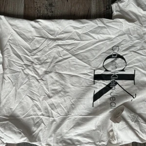 CK t shirt - Bra skick bara skrynklig storlek S