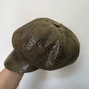 Bratz basker💄 - Olivgrön med ormmönster. Aldrig använd. Resår där bak så passar fler storlekar. Köpt secondhand, inga defekter 💚