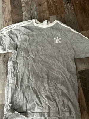 Adidas t shirt - Helt ny bara legat därför skrynklig