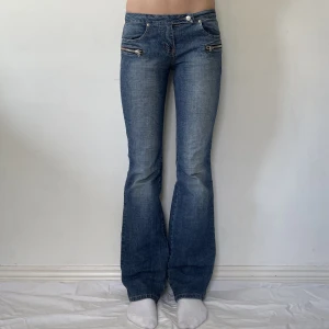 lågmidjade jeans - använd köp nu! midja:74+stretch innerben:82 😽 jag är 169 och w28 som referens