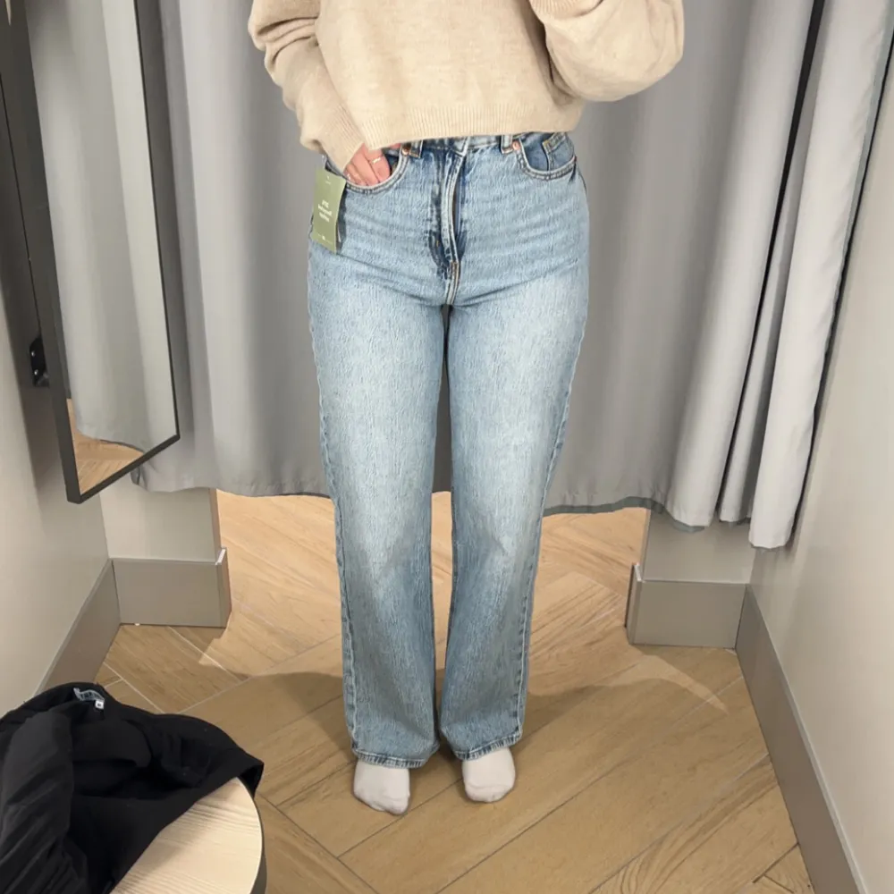 Ljusblåa jeans knappt använda storlek 36, säljer för 150kr plus frakt 74kr!💕. Jeans & Byxor.