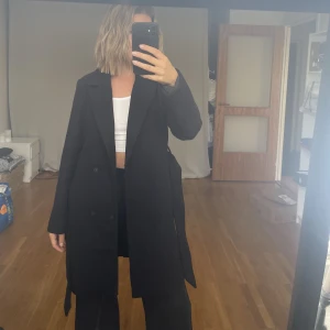 Vinterkappa - Kappa som passar på höst/vintern/våren då den är lite tjockare. Passar 34/36