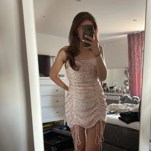 Princess Polly klänning - Säljer denna söta klänning från Princess Polly. Snörena som är på framsidan kan justeras hur man vill. Sista bilden är från deras hemsida☺️ Nypris är 500 plus tullavgift. Jag säljer den för 180kr+frakt🫶🏽 