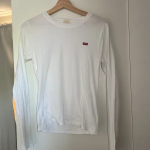Levi’s tröja  - Långärmad tröja från Levi’s. Knappt använd