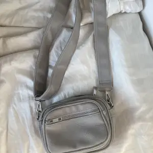 Säljer denna fina gråa handväskan. Köpt på zalando från märket pieces. 