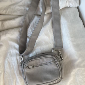 Grå handväska  - Säljer denna fina gråa handväskan. Köpt på zalando från märket pieces. 