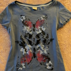 Blå topp med fjärilar - Esprit topp med fjärilar. Köparen står för frakt💕
