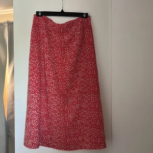 Blommig kjol  - Köpt från asos. Knappt använd. Något stor i storleken. 