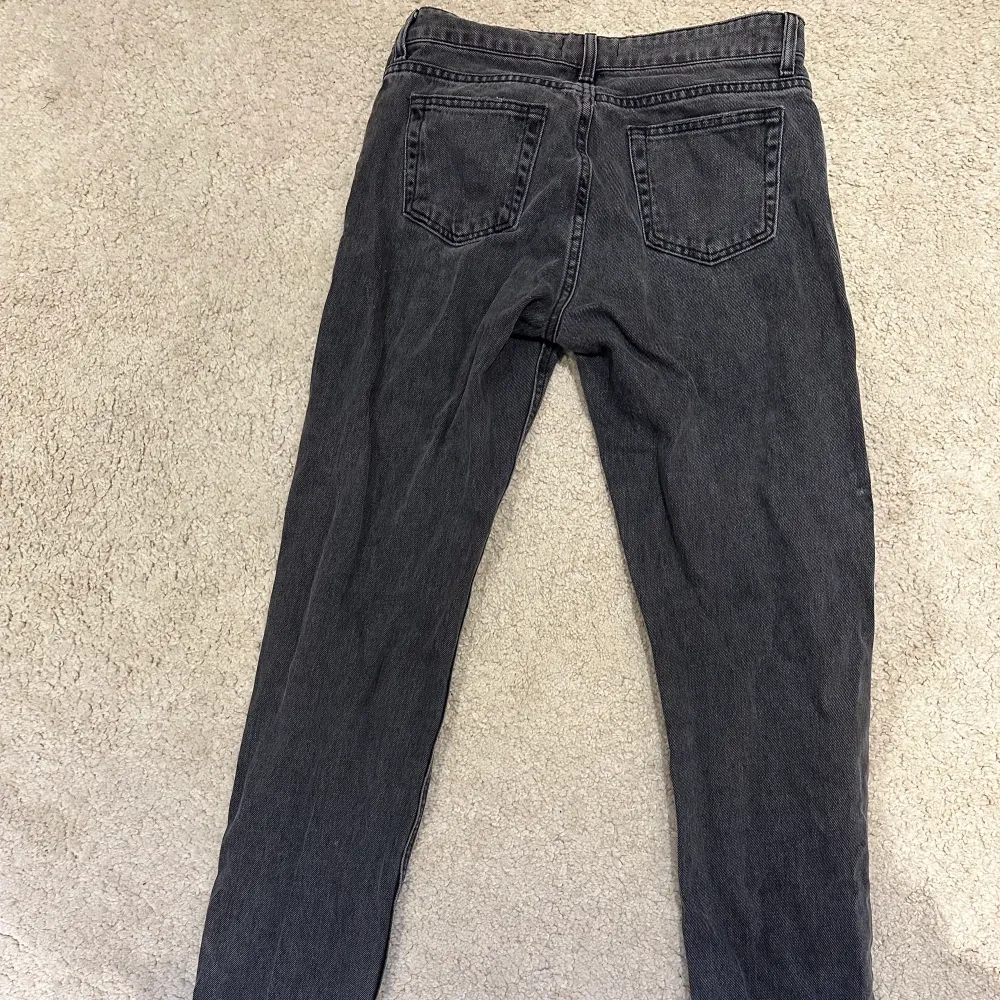 Jätte snygga svarta zara jeans, aldrig använda! Kan inte skicka bild då de inte passar mig. Köparen står för frakt❤️. Jeans & Byxor.