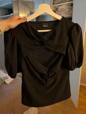 Topp  - Topp från Gina tricot i storlek M, använd 1 gång  70kr+frakt 