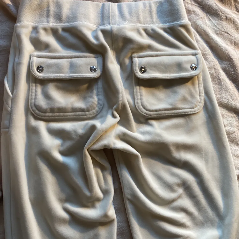 Hej💗 jag säljer dessa fina vita juicy byxor då det inte kommer till användning längre. Det har 2 små fläckar som jag inte ser just nu men kontakta för mer bilder så visar jag !💞 . Jeans & Byxor.