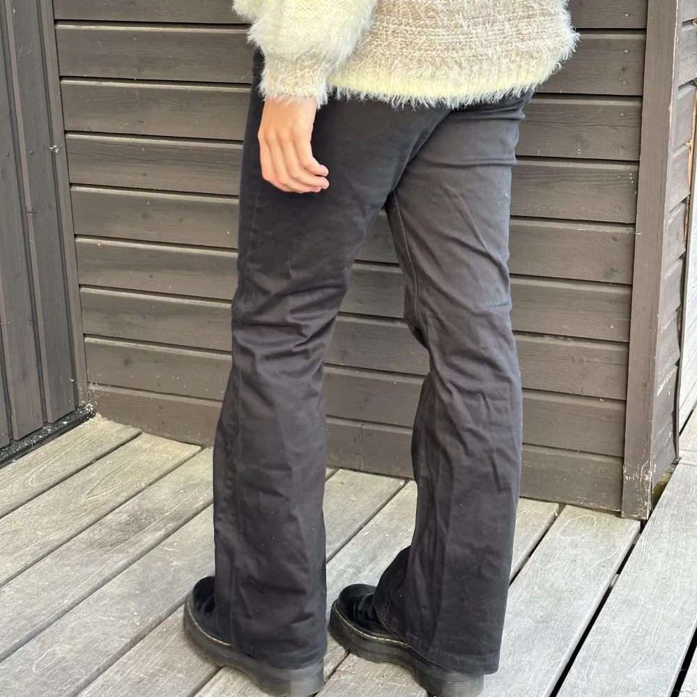 Ett par snygga kostymbyxor från Vera Moda, köpta second hand! Storlek 40 men liten i storleken 😇. Jeans & Byxor.