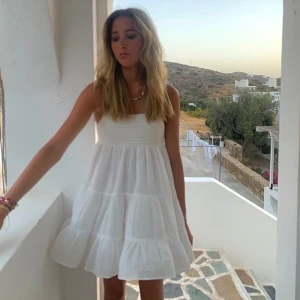 Vit zara klänning - Säljer min vita zara klänning i storlek M men passar m/s. Använd ett fåtal gånger så är i bra skick. Skriv för fler bilder💗