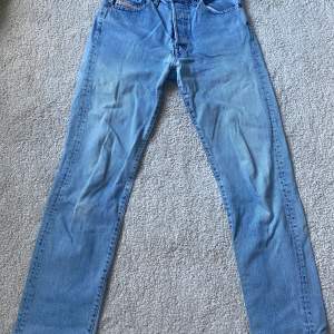 Viktige Diesel jeans i ok skick det enda som är sämre är att dom lagats (se bild) men inget man märker om man inte är petig. Säljes då dom är för små för mig   Köparen står för frakt 💕