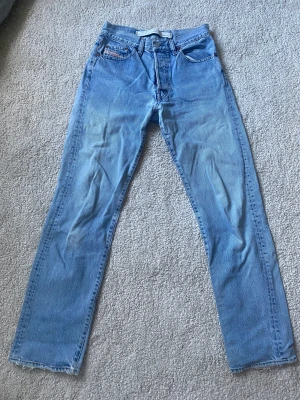 Vintage Diesel Industry Jeans - Viktige Diesel jeans i ok skick det enda som är sämre är att dom lagats (se bild) men inget man märker om man inte är petig. Säljes då dom är för små för mig   Köparen står för frakt 💕