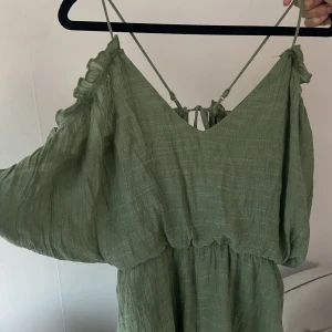 Jumpsuit - Kort grön jumpsuit, passar storlek xs-s