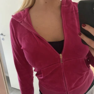 Vintage 2000tals juicy couture kofta  - Säljer min super snygga vintage juicy kofta!🤩Den går inte att få tag på längre💘Tappat nitar och har en otroligt liten fläck vid armen (skriv för bild). Köparen står för frakten på 74kr spårbar.💓Budgivning!! Buda bara om du tänker köpa! 💘köp direkt för 250