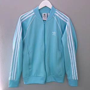 Adidas originals - Jag säljer nu min fina adidas originals i färgen prime blue väldigt fin och köpt på JDsports i Stockholm för två år sedan den har använts 10 gånger eftersom jag känner att den ör lite stor på mig. Inga defekter på varan