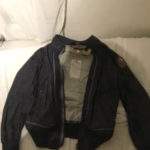 Parajumpers jacka - Gammal modell, parajumpers jacka köpt för 5000 kr, säljer för 1000  Fraktar inte utan möts bara upp Har ett hål i en av fickorna