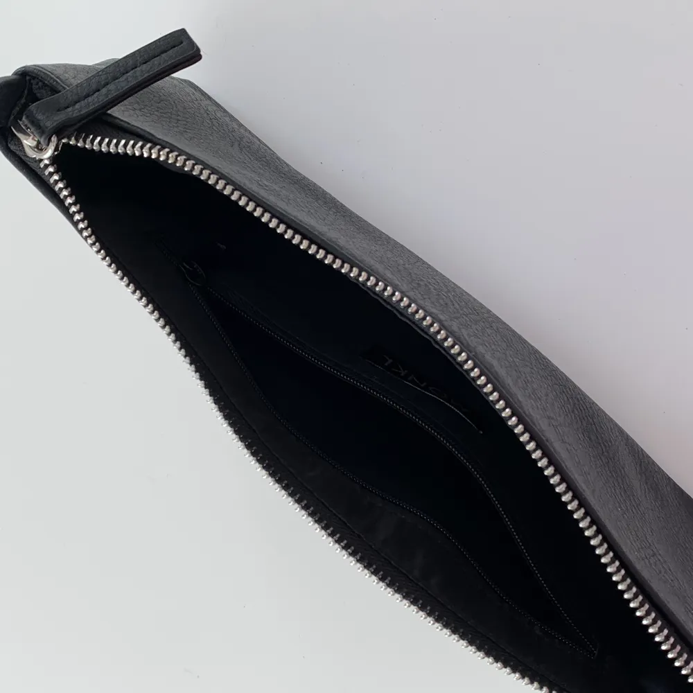 Liten och söt svart handväska från Monki. Har ett innerfack med tragkedja. Aldrig använd!. Väskor.