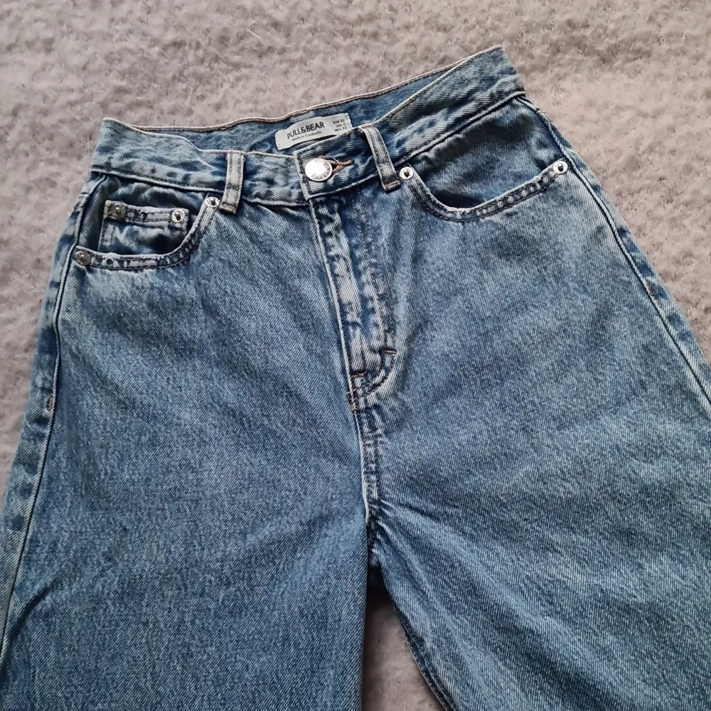 Säljer mina vida mörkblåa pull&bear-jeans då de inte kommer till andvändning. De är i jättebra skick eftersom jag bara har använt de tre/fyra gånger.. Jeans & Byxor.