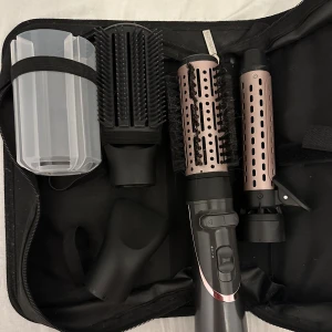 Stylingverktyg från remington - Stylingverktyg från remington med fyra olika munstycken som kan användas för att både locka och platta håret. 