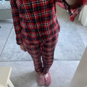 Ett superfint pyjamas sett ifrån Zarlando💘 Säljer pågrund av att det är för litet för mig. Kan köpas förseg då pris även kan diskuteras💕