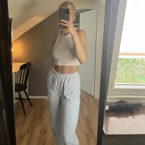 Blåa mjukisbyxor - Sköna blåa mjukisbyxor från Gina tricot, storlek S. Säljer då jag inte kan använda dem eftersom de är för korta för mig💗 Nypris: 300 kr 