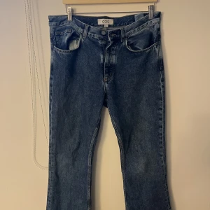 COS bootcut jeans - Bootcut jeans från COS  Size 48  250:-