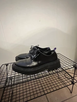 Eytys skor - Testar mina Eytys Alexis igen sjukt snygg chunky platform derby shoe  Använda bara vid något enstaka tillfälle så inprincip som nya  Slagga inte 