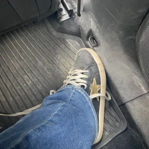 Jätte snygga skor - Säljer dessa skor som funkar till alla outfits!:) tvättas innan köp. Passar parfekt tills i sommar!