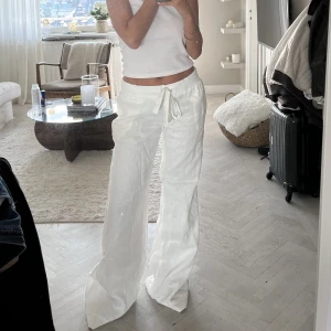 Alobha linnebyxor - Storlek M, jag är vanligtvis en storlek xs-s och är 158 cm lång, dom sitter lite mer baggy på mig. Aldrig använda, betalade 748kr med frakt